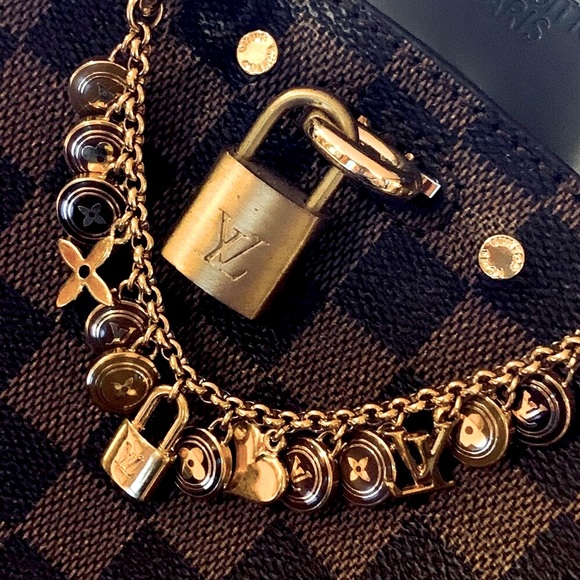 🚫SOLD🚫LV Bag/Hand CHARM JEWELRY MINT-BOX GORGEOUS PIECE From Louis Vuitton😍😍 - Picture 2 of 16